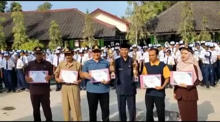 Piala HUT ke-77 PGRI : Juara 3 Bulutangkis Tingkat Kabupaten, Juara 1 Nyanyi Tunggal dan Juara 1 Tenis Meja Beregu Putra Tingkat Cabang Kecamatan Kedungreja,