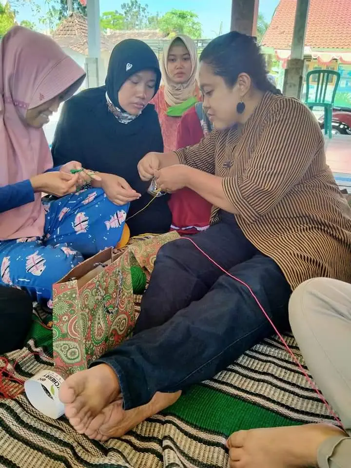 Kita juga bisa mengajar rajut atau sulam pita maupun sulam benang