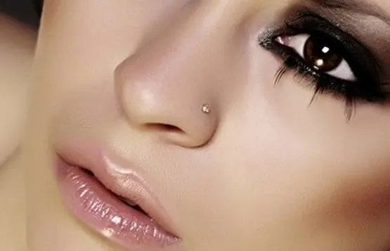 Tindik (Piercings) Hidung Wanita Dewasa Rp 100.000