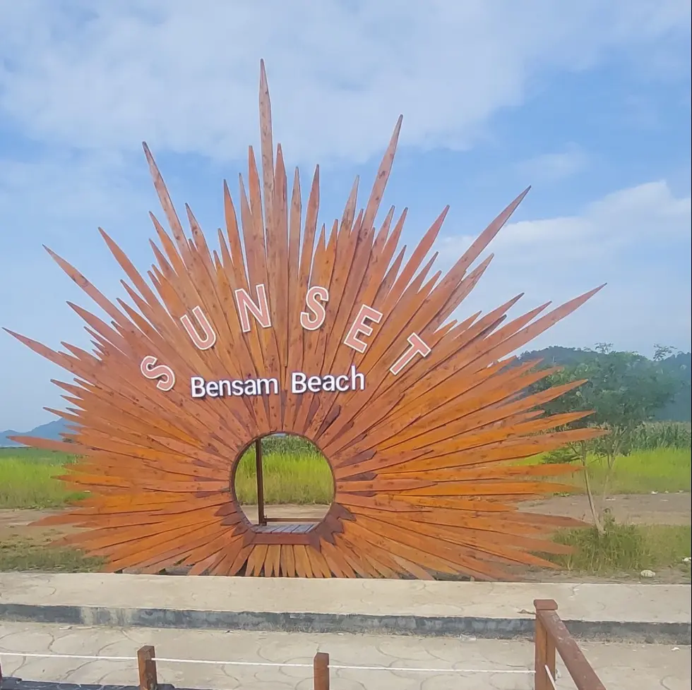 Pantai Bensam, hidden gem di Lampung! Sunset-nya juara, cocok buat healing & foto aesthetic. Udah viral, kamu kapan?