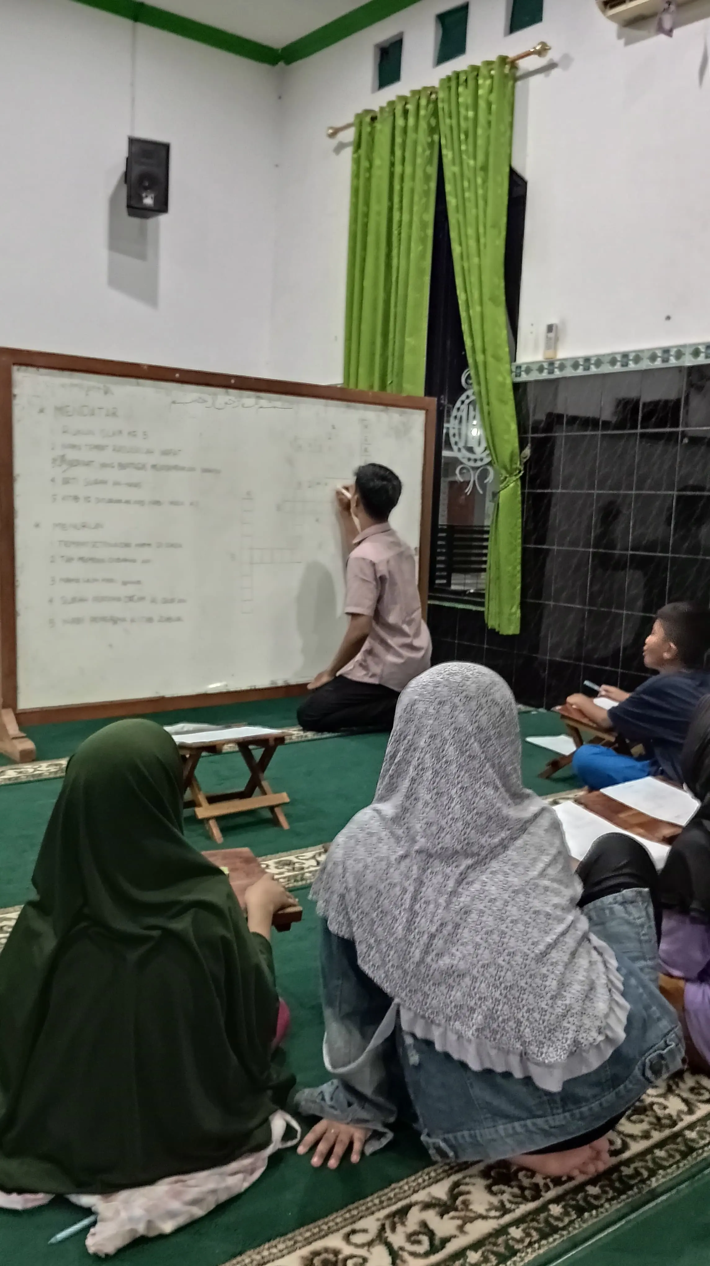 Mengajar membaca dan menulis kepada adik-adik dilingkungan perumahan