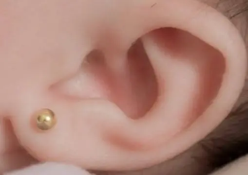 Tindik (Piercings) Telinga Bayi Sepasang Rp 150.000