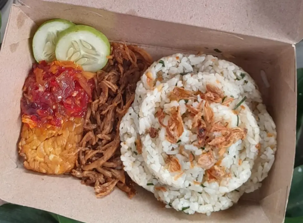 Nasi Daun Jeruk Ayam Suwir Tempe Goreng