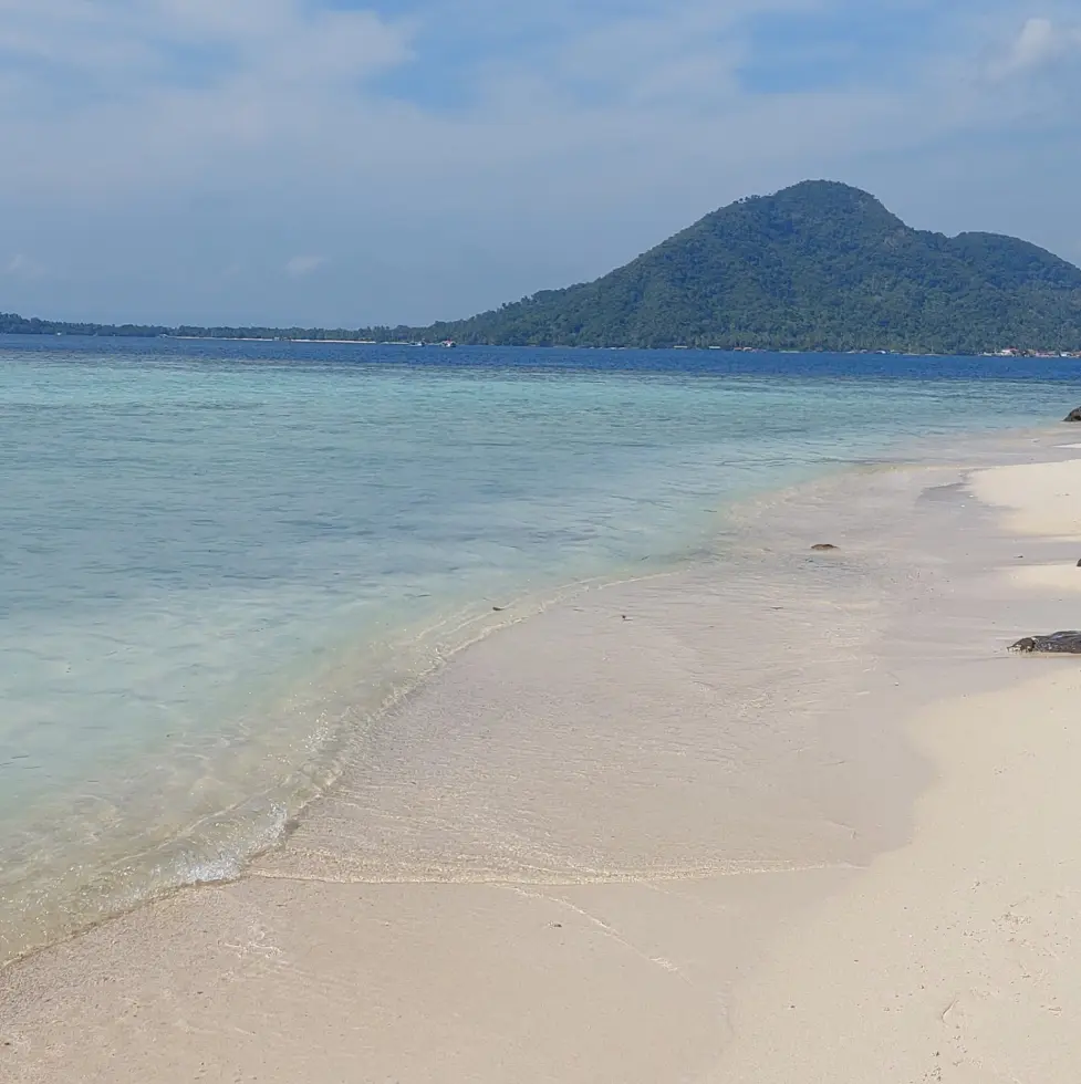 Pulau Kelagian Lunik: air bening, pasir putih, dan spot foto kece! Belum ke sini? Fix, kamu ketinggalan momen seru!